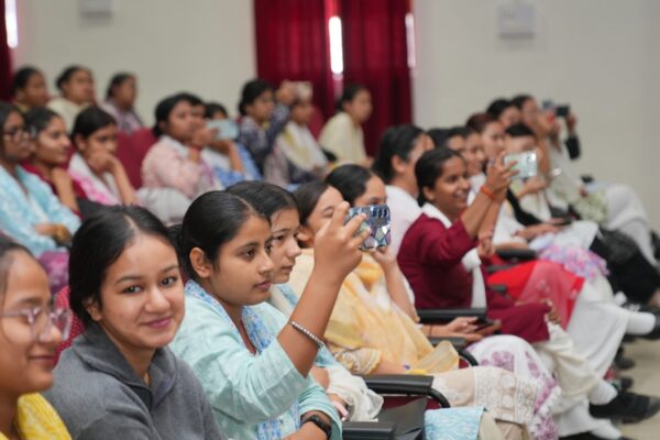 श्री गुरु राम राय यूनिवर्सिटी काॅलेज ऑफ नर्सिंग में नव प्रवेशी विद्यार्थियों का जोरदार स्वागत