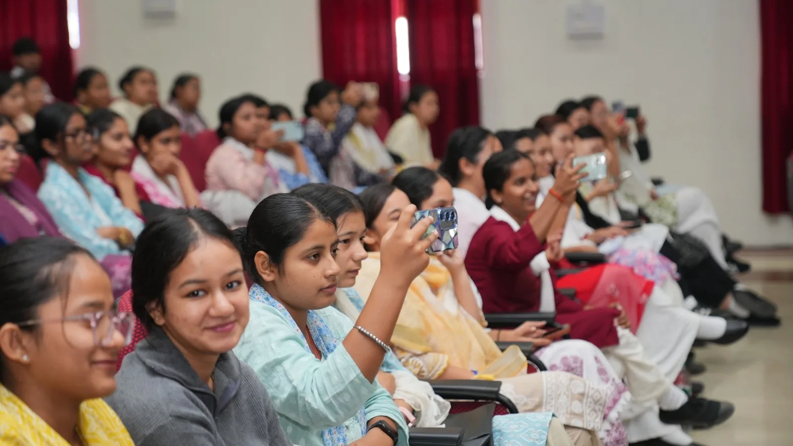श्री गुरु राम राय यूनिवर्सिटी काॅलेज ऑफ नर्सिंग में नव प्रवेशी विद्यार्थियों का जोरदार स्वागत