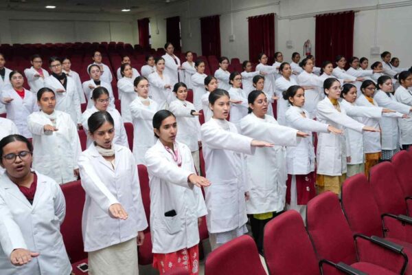 SGRR IM&HS में MBBS फ्रैशर स्टूडेंड्स की वाइट कोट सैरेमनी और चरक शपथ सम्पन्न