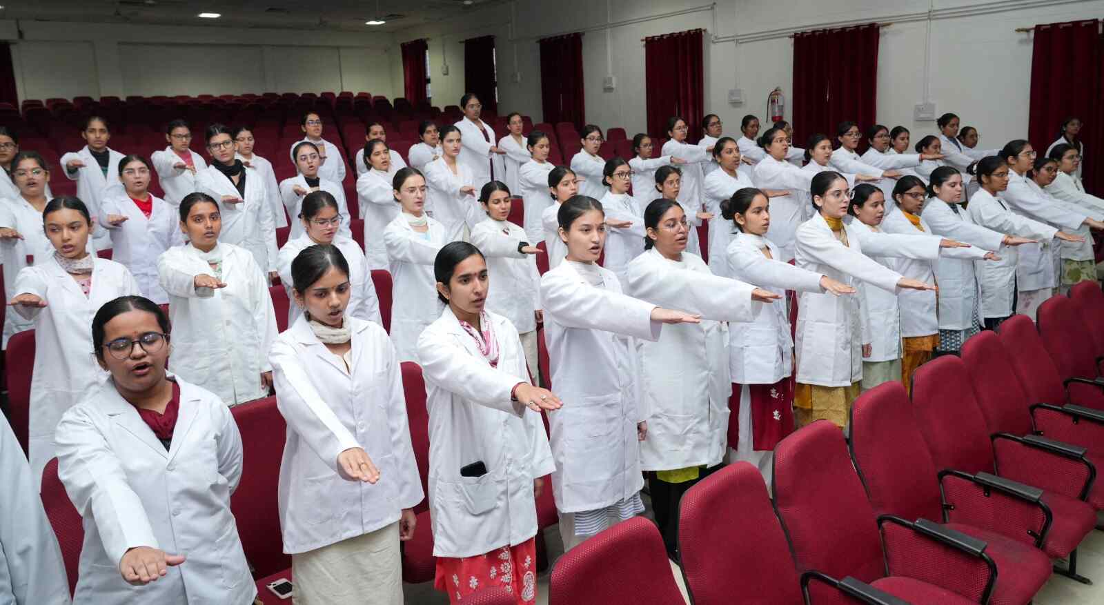 SGRR IM&HS में MBBS फ्रैशर स्टूडेंड्स की वाइट कोट सैरेमनी और चरक शपथ सम्पन्न