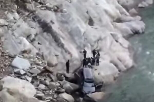 केदारनाथ हाईवे पर दर्दनाक हादसा, पहाड़ी से गिरे पत्थर की चपेट में आने से कार नदी में गिरी