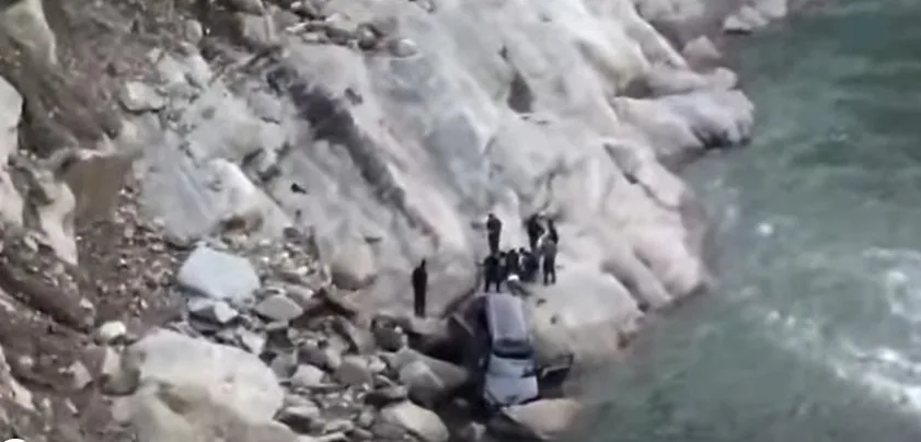 केदारनाथ हाईवे पर दर्दनाक हादसा, पहाड़ी से गिरे पत्थर की चपेट में आने से कार नदी में गिरी