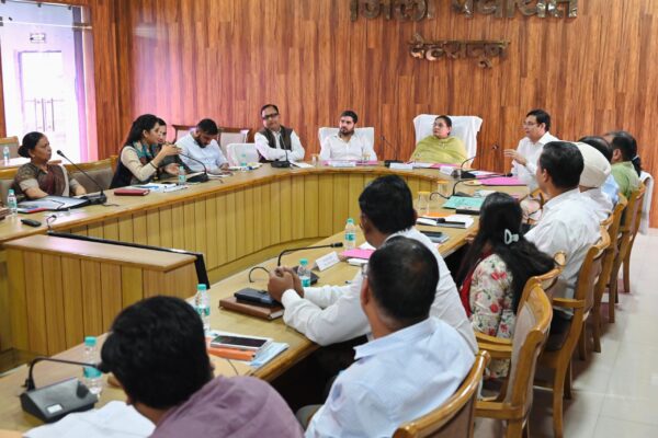 जिला पंचायत की बैठक में विकास योजनाओं को रफ्तार देने पर जोर