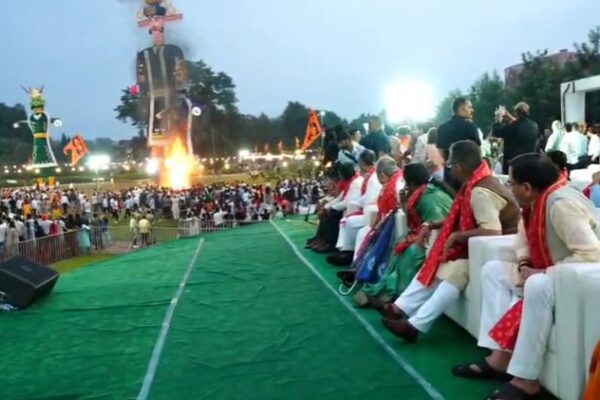 परेड ग्राउंड में हुआ रावण दहन, मुख्यमंत्री धामी भी दशहरा कार्यक्रम में रहे मौजूद