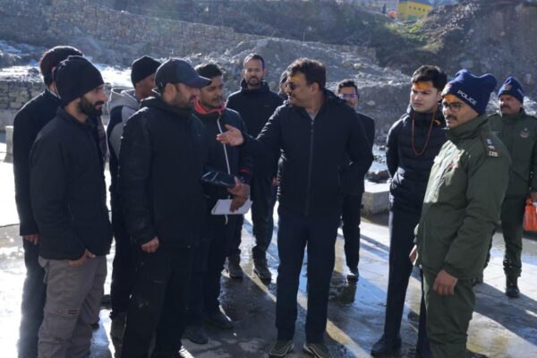 मुख्य सचिव ने केदारनाथ यात्रा व्यवस्थाओं और पुनर्निर्माण कार्यों का किया निरीक्षण