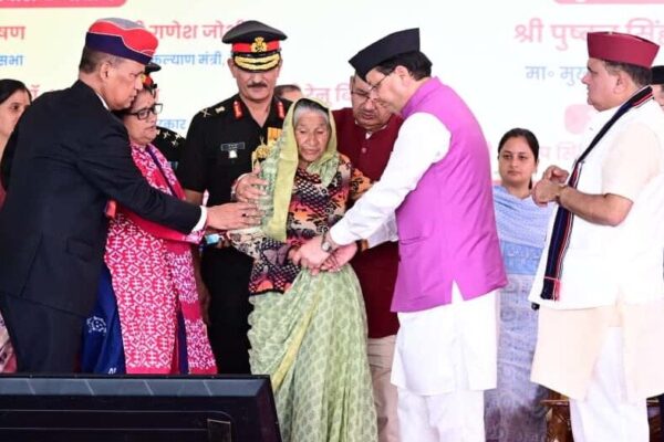 मुख्यमंत्री धामी ने लैंसडाउन में शहीद सम्मान समारोह में शहीदों के परिजनों को ताम्रपत्र भेंटकर किया सम्मानित