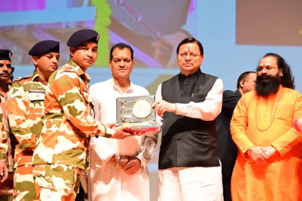 मुख्यमंत्री धामी में आपदा में सहयोग वाले कर्मचारियों को किया सम्मानित