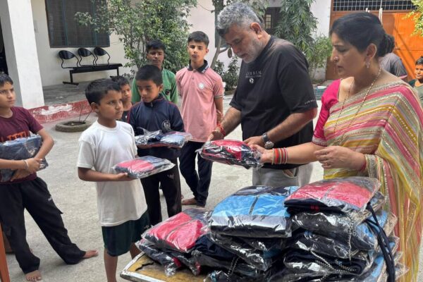 कांग्रेस नेता हरि प्रसाद भट्ट ने बच्चों को बांटे ट्रैक सूट