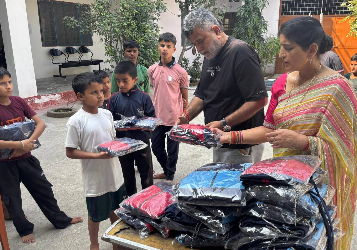 कांग्रेस नेता हरि प्रसाद भट्ट ने बच्चों को बांटे ट्रैक सूट