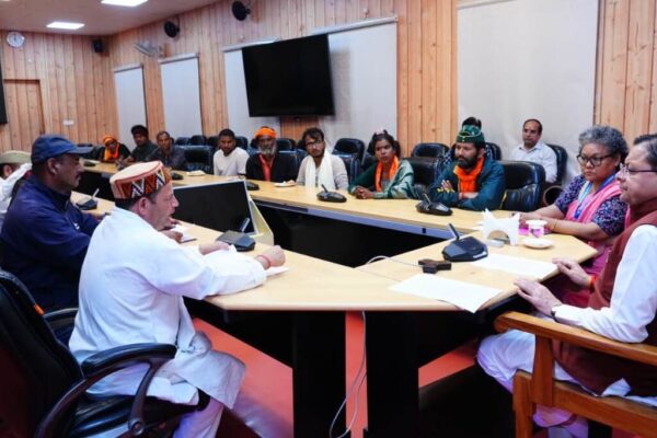 चौखुटिया में स्वास्थ्य सेवाओं के लिए आंदोलित लोगों ने सीएम धामी से की मुलाकात