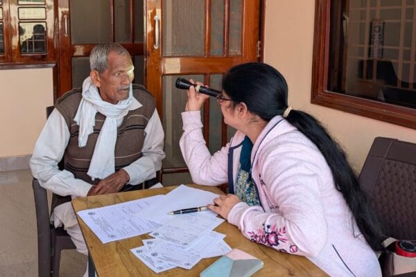 श्री महंत इन्दिरेश अस्पताल ने झबरेड़ा में लगाया निःशुल्क स्वास्थ्य शिविर