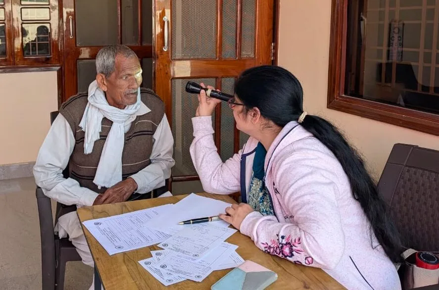 श्री महंत इन्दिरेश अस्पताल ने झबरेड़ा में लगाया निःशुल्क स्वास्थ्य शिविर