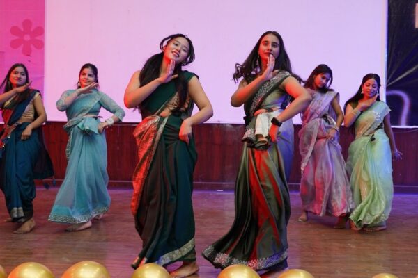 एसजीआरआर कॉलेज ऑफ नर्सिंग में फ्रेशर्स पार्टी की धूम, नाच-गाने से गूँजा सभागार