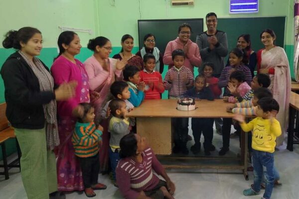 बाल दिवस पर केदारपुरम स्थित बाल गृह में बच्चों को वस्त्र बांटे