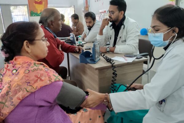 श्री महंत इन्दिरेश अस्पताल के निःशुल्क स्वास्थ्य शिविर का 2104 मरीजों ने उठाया लाभ