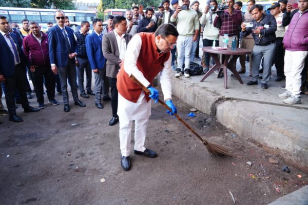 मुख्यमंत्री धामी का ISBT में औचक निरीक्षण, गंदगी देखकर खुद उठाई झाड़ू