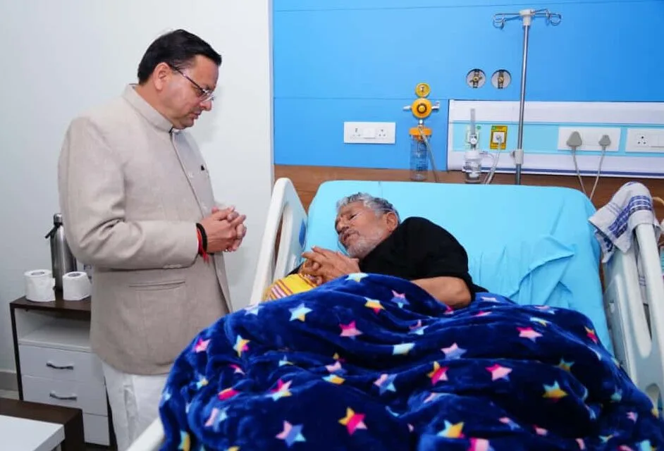 मुख्यमंत्री धामी ने श्री मंहत इन्दिरेश अस्पताल में भर्ती उक्रांद के वरिष्ठ नेता दिवाकर भट्ट का हाल-चाल जाना