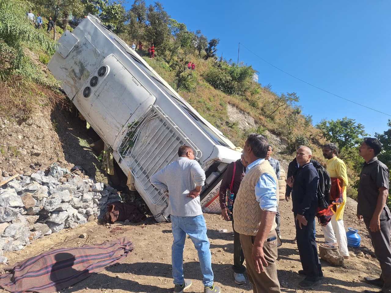 टिहरी में बस दुर्घटनाग्रस्त, 5 श्रद्धालुओं की मौत, 13 घायल