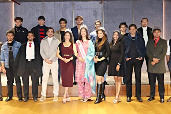 स्टाइल आइकन और मिस्टर स्माइल 2025ः आत्मविश्वास से भरे युवाओं ने जजों के सामने दिया हुनर का परिचय