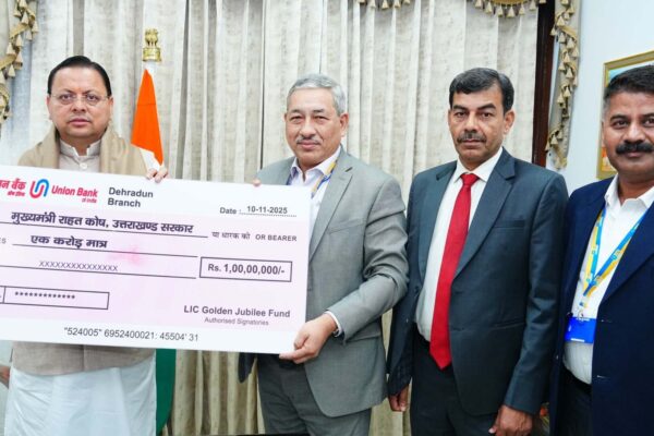 LIC ने मुख्यमंत्री राहत कोष में भेंट किया एक करोड़ रुपए का चेक