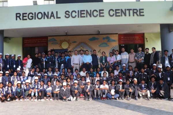 पांच राज्यों के 200 आदिवासी युवाओं ने किया विज्ञान धाम का भ्रमण