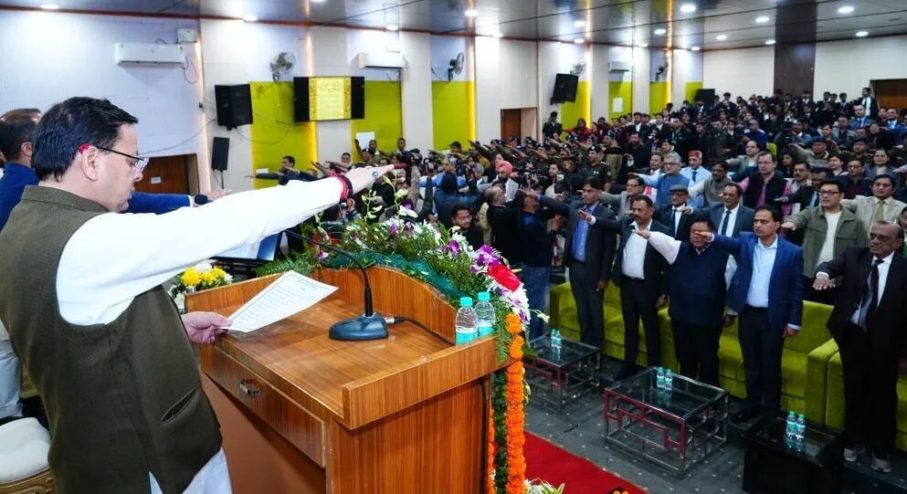 मुख्यमंत्री धामी ने संविधान दिवस पर संविधान की शपथ दिलाई