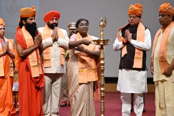 राष्ट्रपति द्रौपदी मुर्मु ने पतंजलि विश्वविद्यालय के दीक्षांत समारोह में 1454 विद्यार्थियों को प्रदान की उपाधि