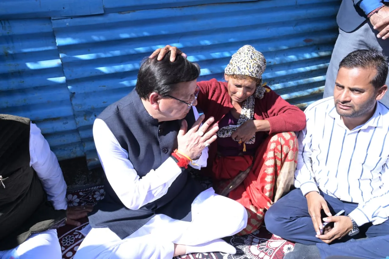 लोकपर्व इगास पर रुद्रप्रयाग के आपदा प्रभावित परिवारों के बीच पहुंचे मुख्यमंत्री धामी