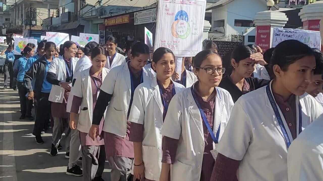 श्री गुरु राम राय मेडिकल काॅलेज और ICMR-IAPSM ने वन हेल्थ वन नेशन विषय पर निकाली जागरूकता रैली ‘