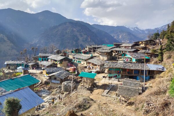 सिर्फ घोषणाओं में बनी सर बडियार के आठ गांवों को जोड़ने वाली सड़क