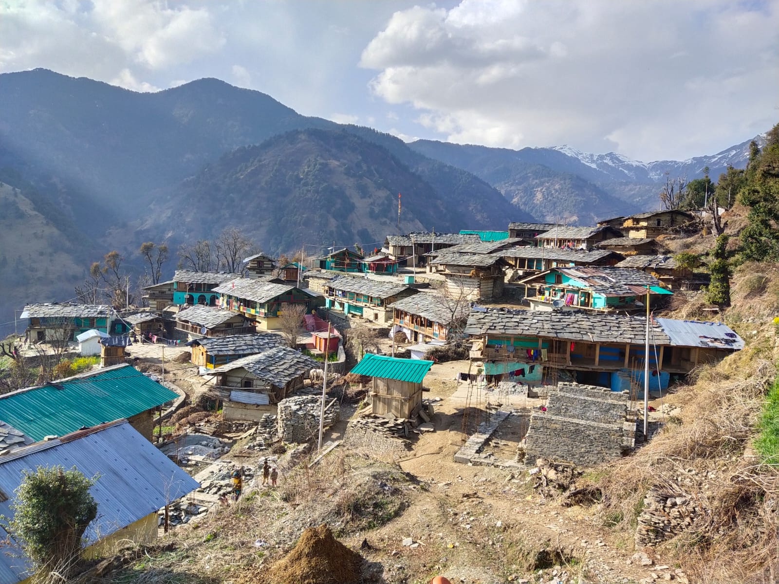 सिर्फ घोषणाओं में बनी सर बडियार के आठ गांवों को जोड़ने वाली सड़क