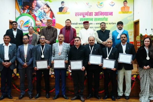 मुख्यमंत्री ने सर्वश्रेष्ठ प्रदर्शन करने वाले विकासखंडों और जिलों को किया सम्मानित