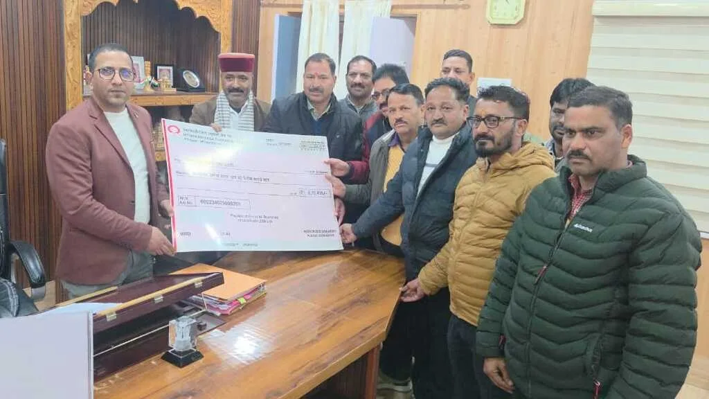 धराली आपदा पीड़ितों की मदद के लिए आगे आया प्राथमिक शिक्षक संघ उत्तरकाशी