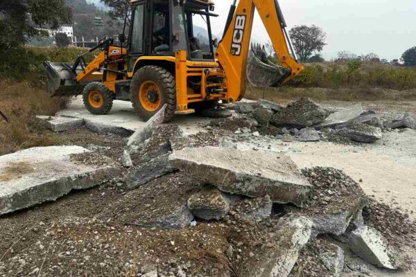 MDDA की बड़ी कार्रवाई, पुरूकुल में 40–50 बीघा अवैध प्लॉटिंग पर चला बुलडोजर