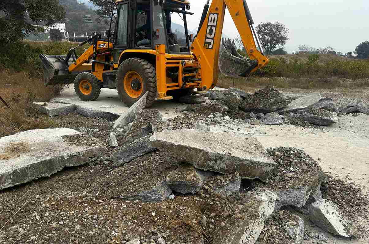 MDDA की बड़ी कार्रवाई, पुरूकुल में 40–50 बीघा अवैध प्लॉटिंग पर चला बुलडोजर