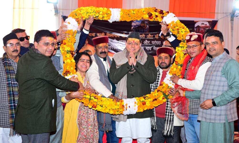 कंडार देवता और हरि महाराज की डोली के सानिध्य में मुख्यमंत्री धामी ने उत्तरकाशी माघ मेले का किया शुभारंभ