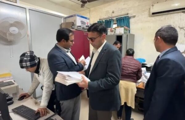 डीएम का सब रजिस्ट्रार कार्यालय में छापा, करोड़ों की स्टाम्प चोरी की आशंका