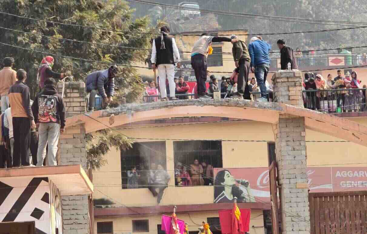 त्रिभुवन चौहान, अनिल बैंजवाल और राजेश बैंजवाल समेत 52 लोगों के खिलाफ मुकदमा दर्ज