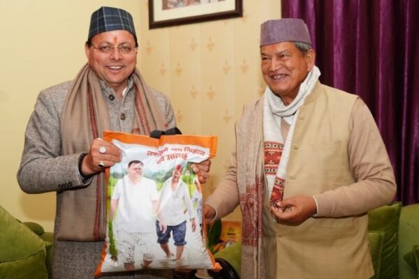 मुख्यमंत्री धामी ने अपने खेत में उत्पादित चावल पूर्व सीएम हरीश रावत को किए भेंट