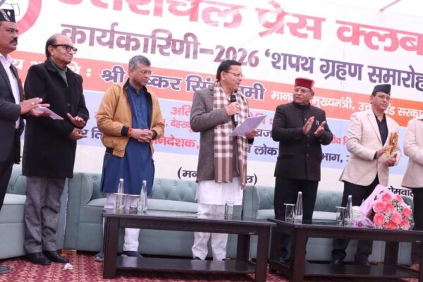 मुख्यमंत्री ने उत्तरांचल प्रेस क्लब की नवनिर्वाचित कार्यकारिणी को दिलाई शपथ