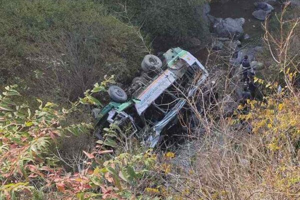 पांवटा आ रही हिमाचल रोडवेज की बस खाई में गिरी, तीन लोगों की मौत