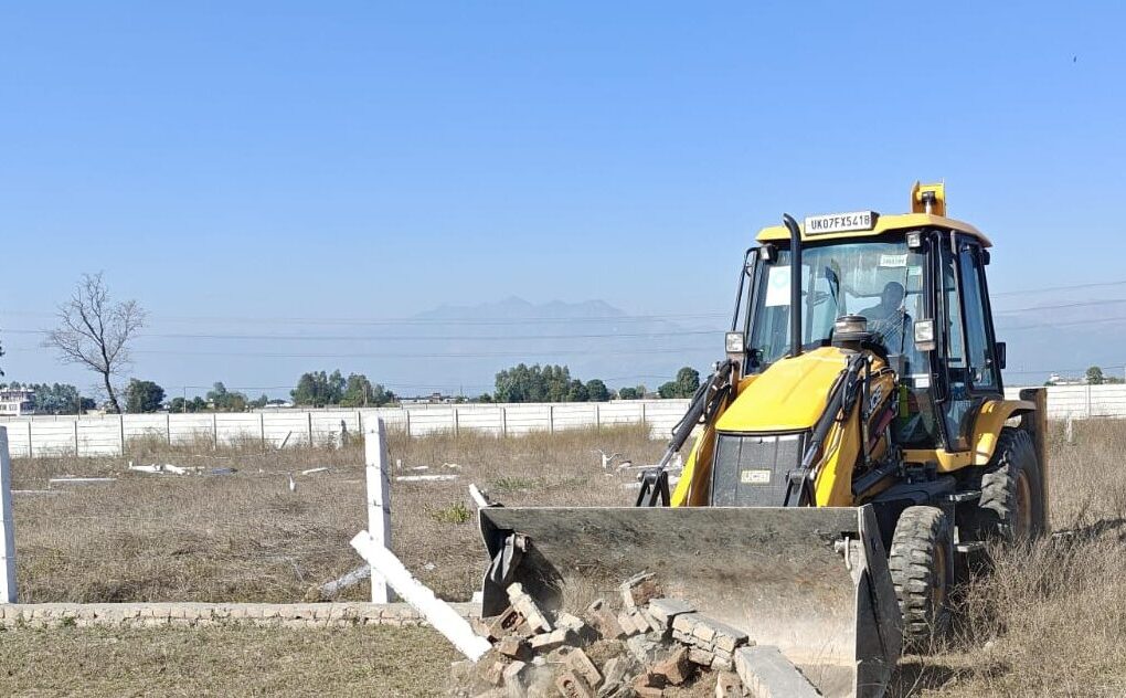 125 बीघा भूमि पर की जा रही अवैध प्लॉटिंग पर चला MDDA का बुलडोजर