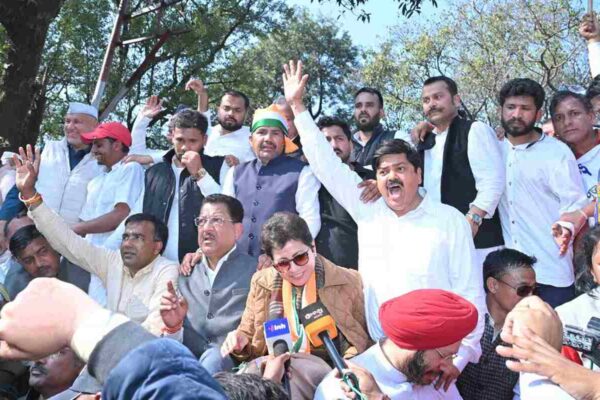 लोकभवन घेराव को उमड़े हजारों कांग्रेस कार्यकर्ता