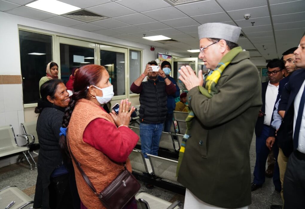 देर रात दून अस्पताल पहुंचे मुख्यमंत्री, व्यवस्थाओं का लिया जायजा