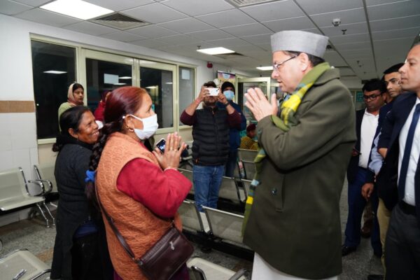 देर रात दून अस्पताल पहुंचे मुख्यमंत्री, व्यवस्थाओं का लिया जायजा