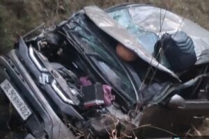 अल्मोड़ा में कार खाई में गिरी, 11 माह के मासूम सहित तीन लोगों की मौत