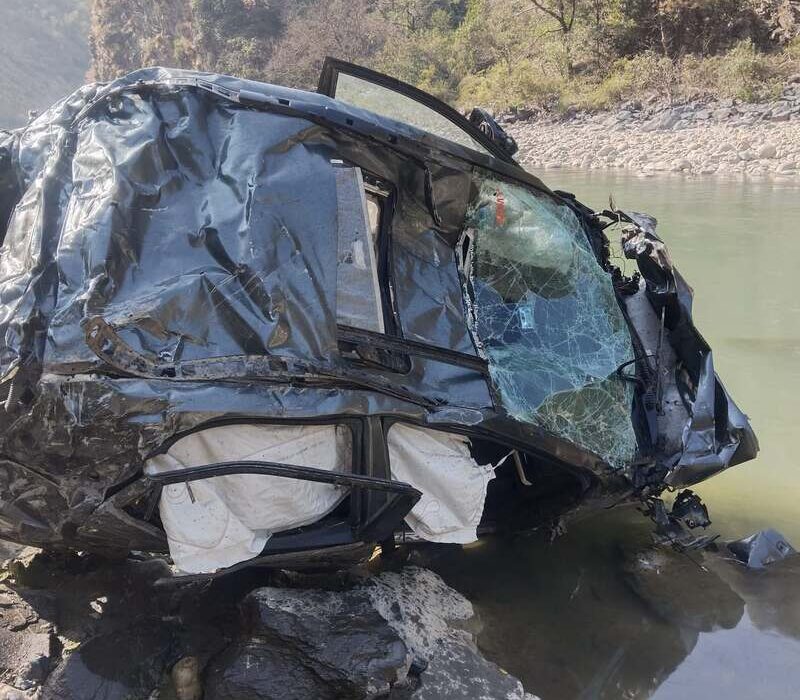 डामटा में कार यमुना में गिरी, सेना के जवान समेत दो युवकों की मौत