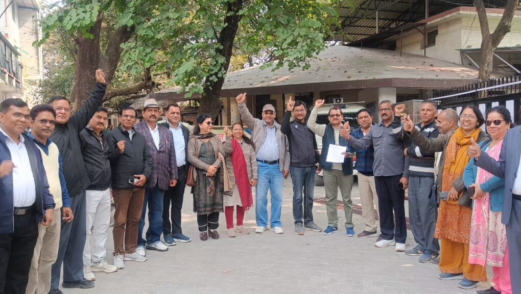 निदेशक के साथ मारपीट की निंदा, दोषियों के खिलाफ कड़ी कार्रवाई की मांग