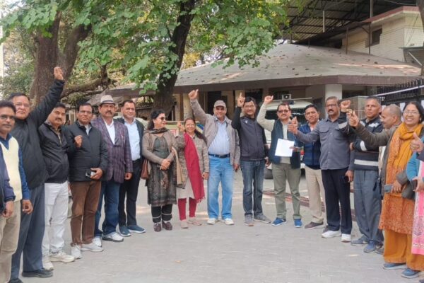 निदेशक के साथ मारपीट की निंदा, दोषियों के खिलाफ कड़ी कार्रवाई की मांग