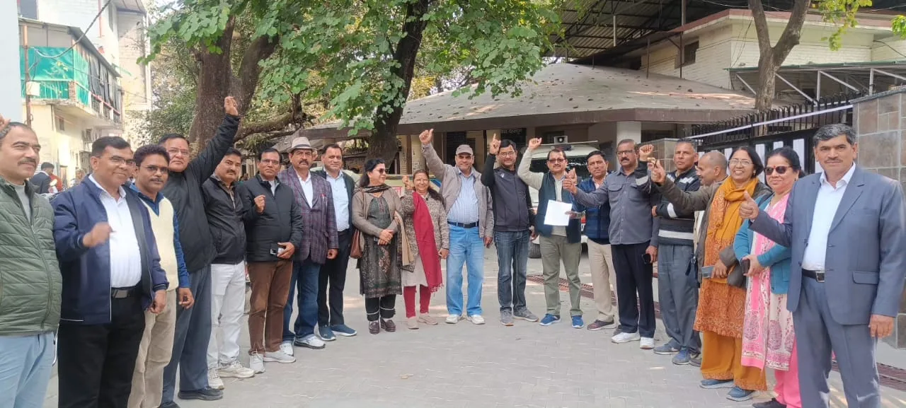 निदेशक के साथ मारपीट की निंदा, दोषियों के खिलाफ कड़ी कार्रवाई की मांग